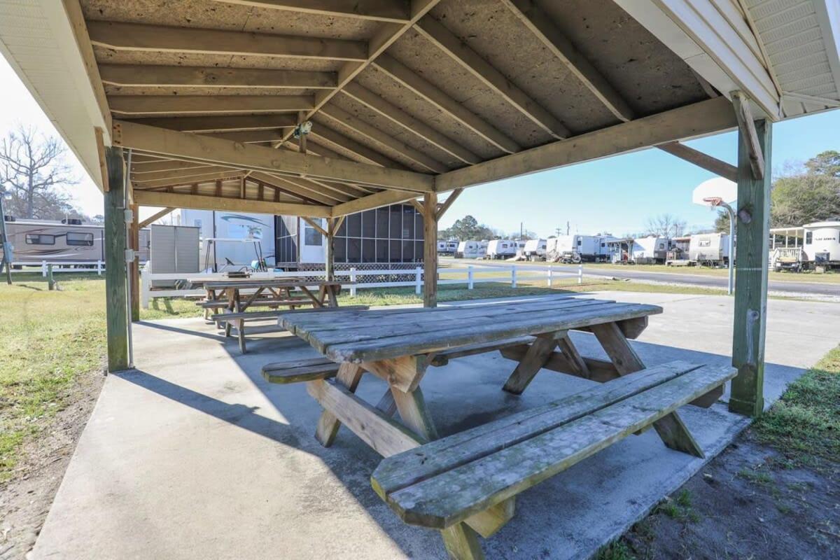 2Br Pet Friendly Home In Sneads Ferry With Parking Экстерьер фото