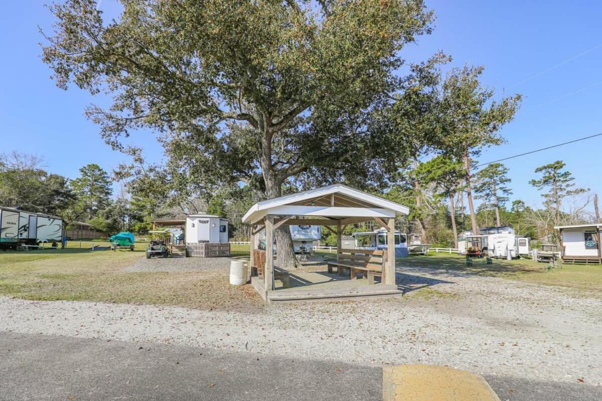 2Br Pet Friendly Home In Sneads Ferry With Parking Экстерьер фото